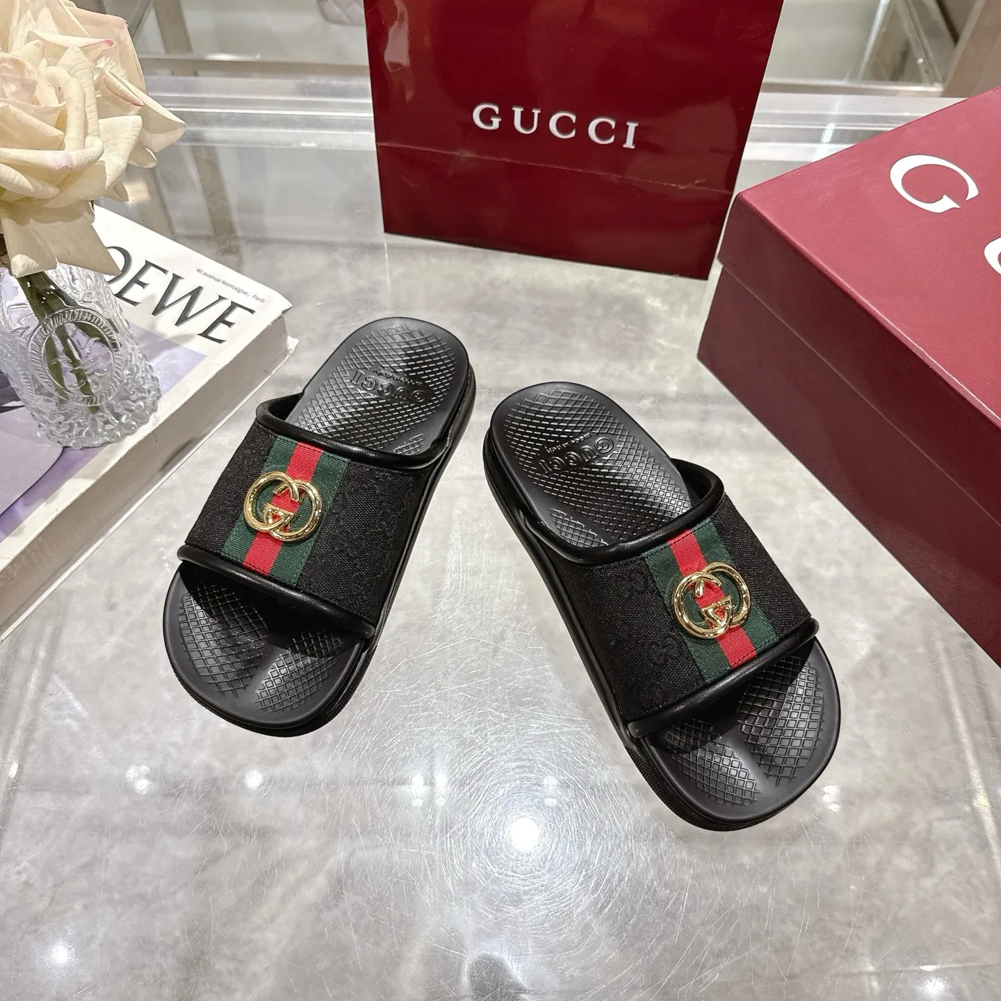 Men's Men's Shoes 💰440🌸🌸New Summer Men's Slip-On Slides This item is inspired by the summer spirit and beach clubs of the Italian coast and is part of Gucci Lido. The Pre-Fall collection reinterprets the brand's signature elements and sophisticated patterns in a contemporary way. Made from black rubber, these flat sandals feature a slip-on design that reinterprets the brand's distinctive green and red web design.  GG Classic Upper Men's Molded Rubber Footbed GG Gold Hardware Logo Flat Made in Italy Size: Men's 40 to 47,
